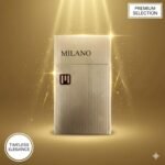 ซองบุหรี่ Milano Gold สีทองหรูหรา วางเด่นกลางแสงสปอตไลท์และประกายระยิบระยับ พร้อมข้อความ Premium Selection และ Timeless Elegance